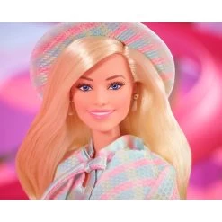Mattel Barbie The Movie - Margot Robbie Als Barbie: Puppe Mit Blau-kariertem Outfit 13 Mattel Barbie The Movie - Margot Robbie Als Barbie: Puppe Mit Blau-kariertem Outfit -Mattel Geschäft Mattel Barbie The Movie Margot Robbie als Barbie Puppe mit blau kariertem Outfit@@1918876 5